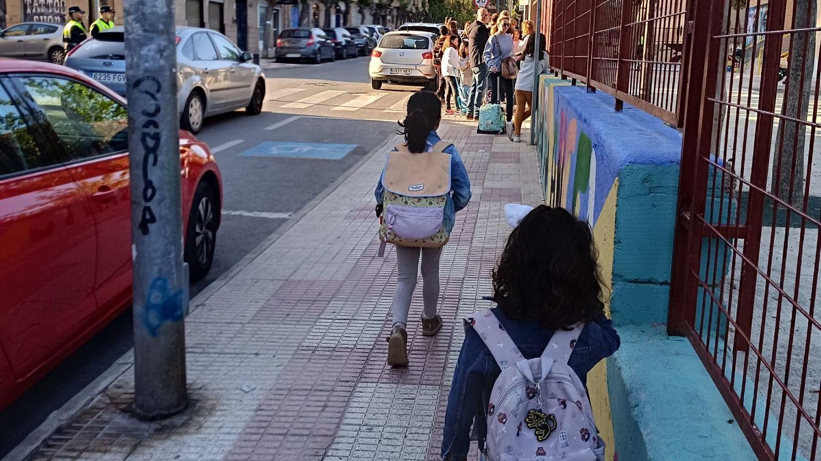 Niñas caminando hacia el colegio