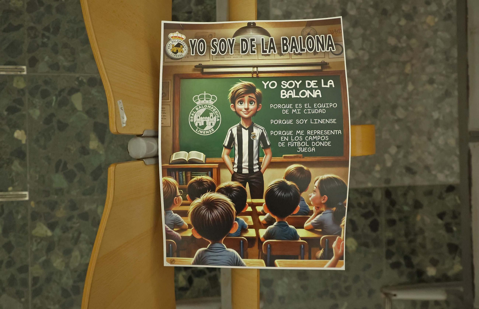 Las fotos de la visita de los jugadores de la Balona al colegio Salesianos de La Línea