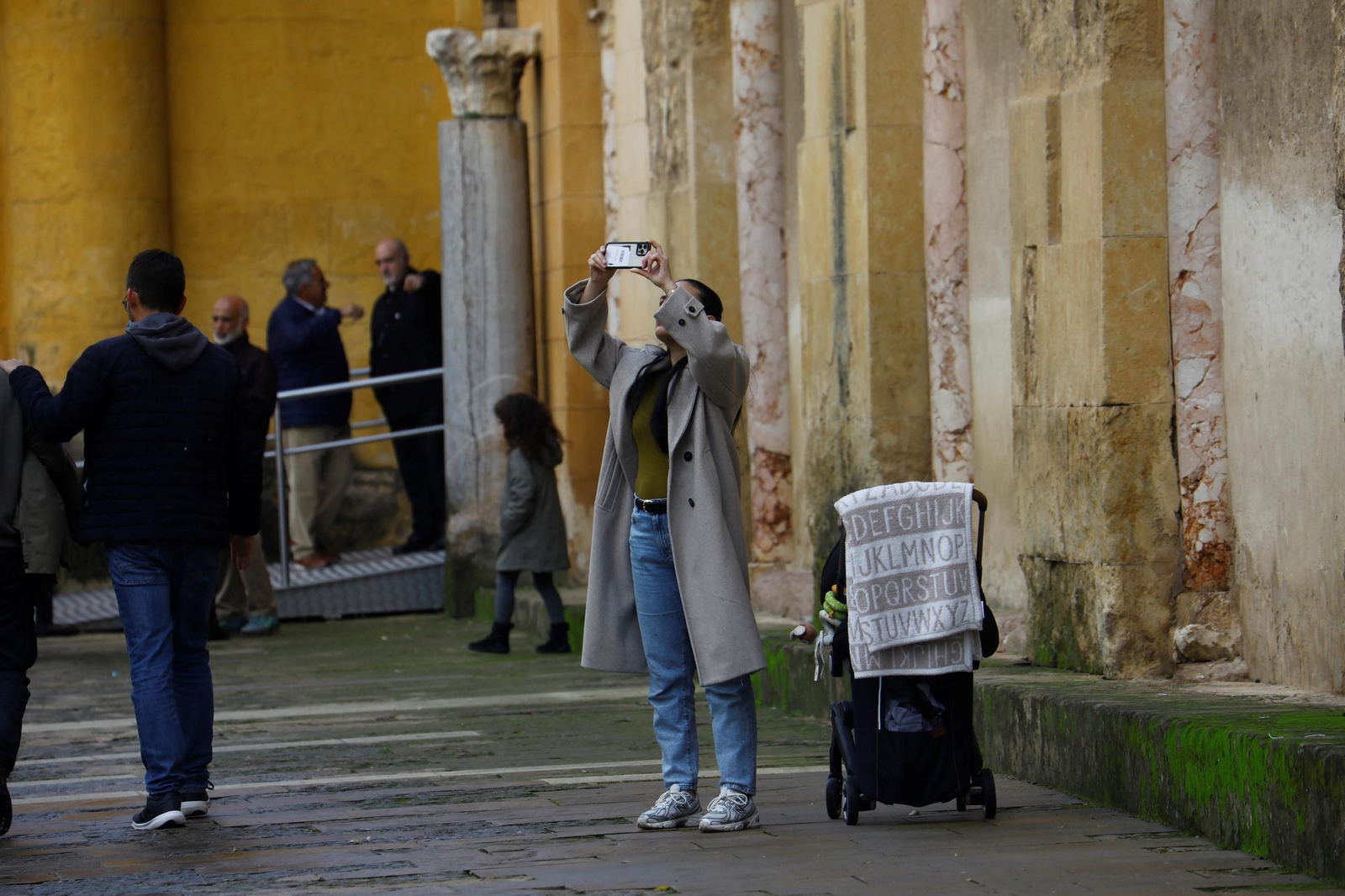 Los turistas 'toman' Córdoba en el puente de la Constitución