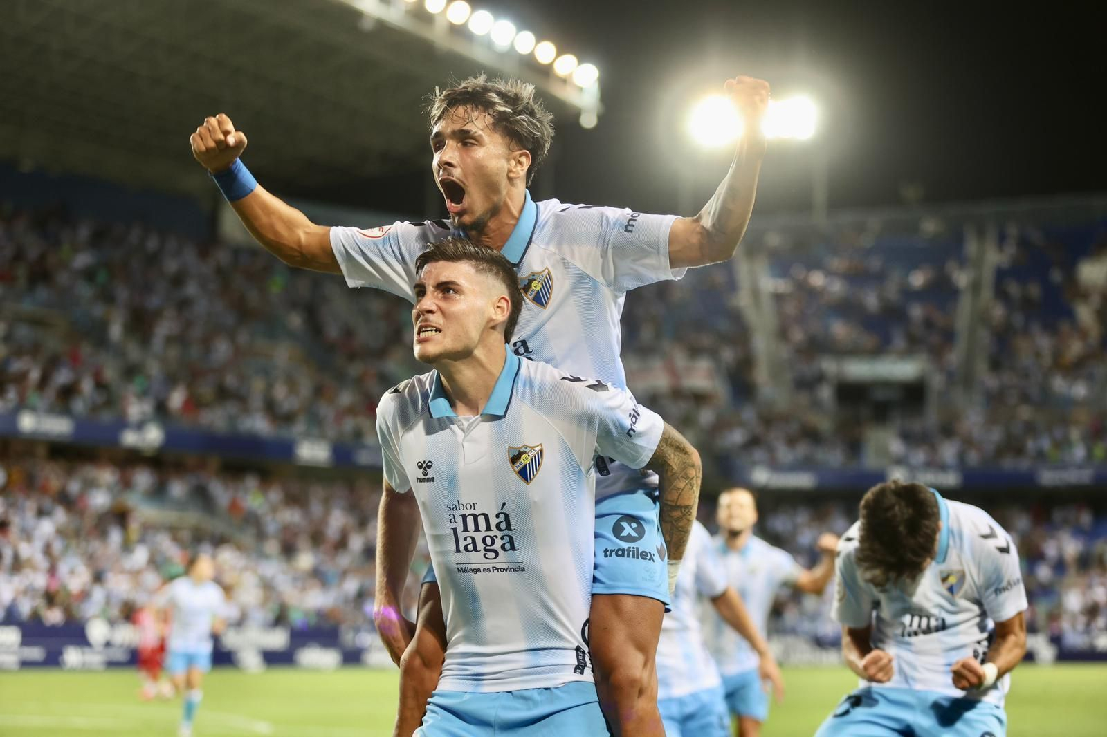 Roberto y Kevin celebran el 1-0.