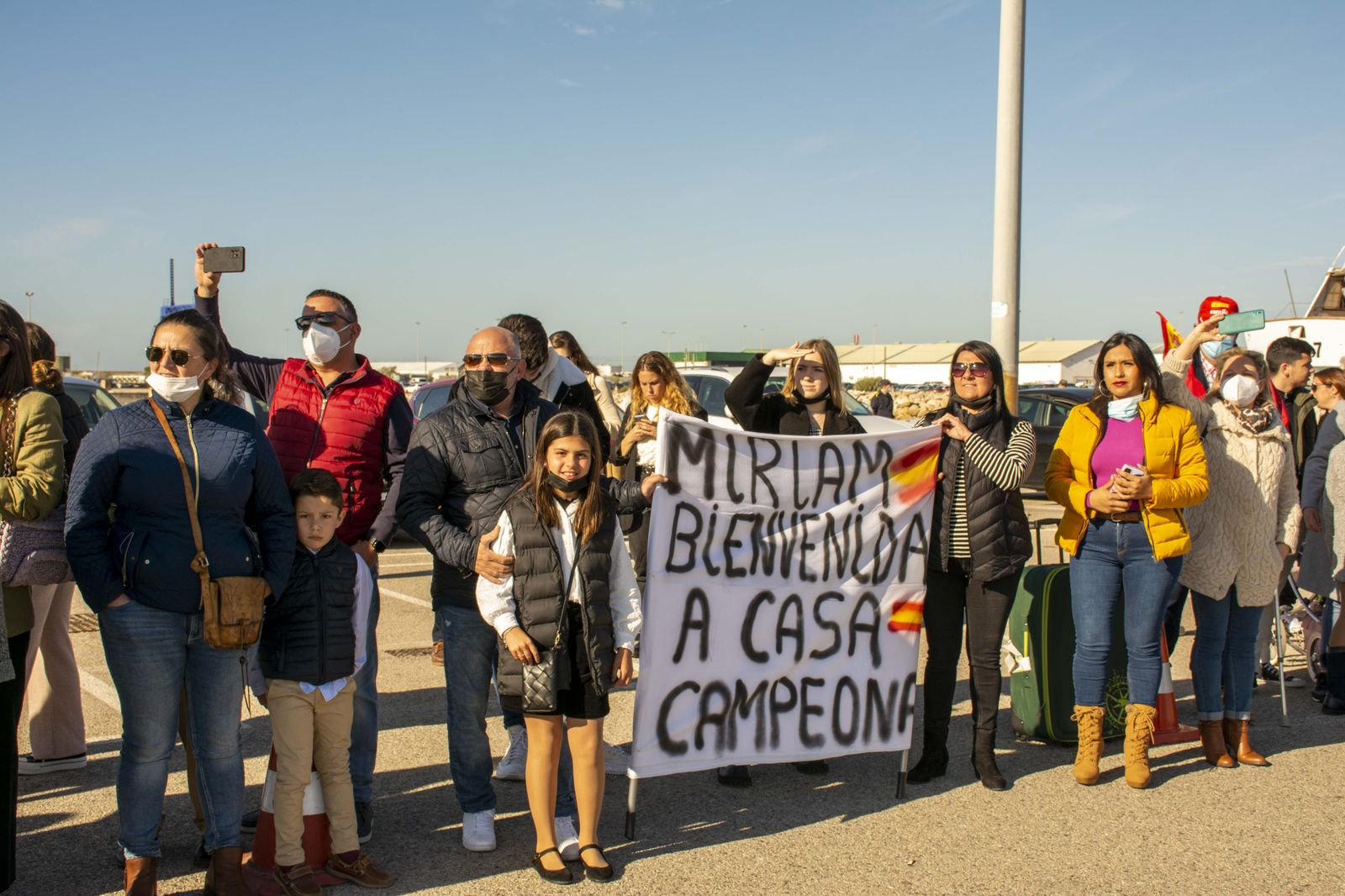 Fuerzas Armadas:  Imágenes del recibimiento a la fragata Victoria en Rota. ¿Te quieres casar conmigo?