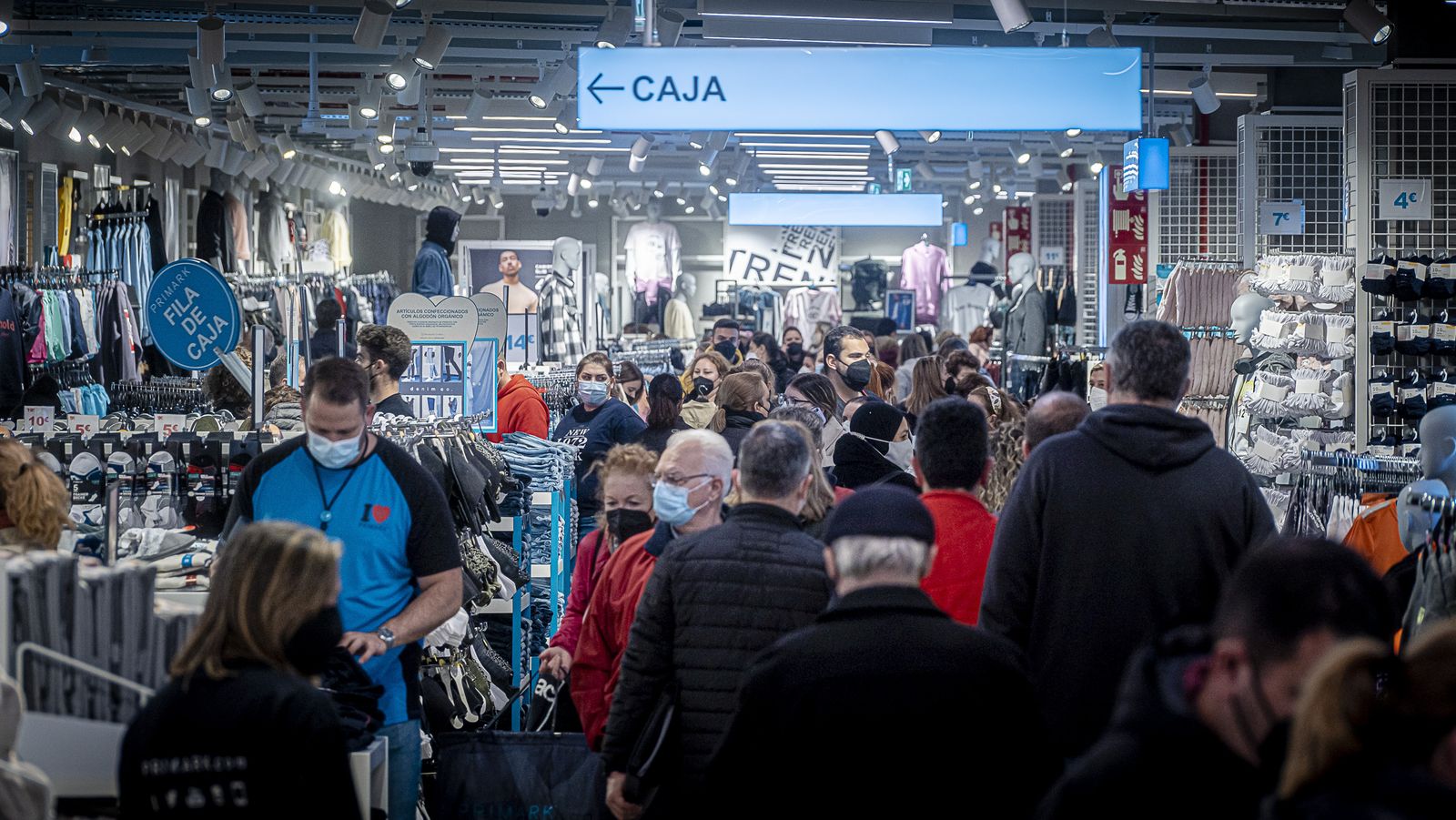 Interior de la tienda de Primark en Bahía Sur .