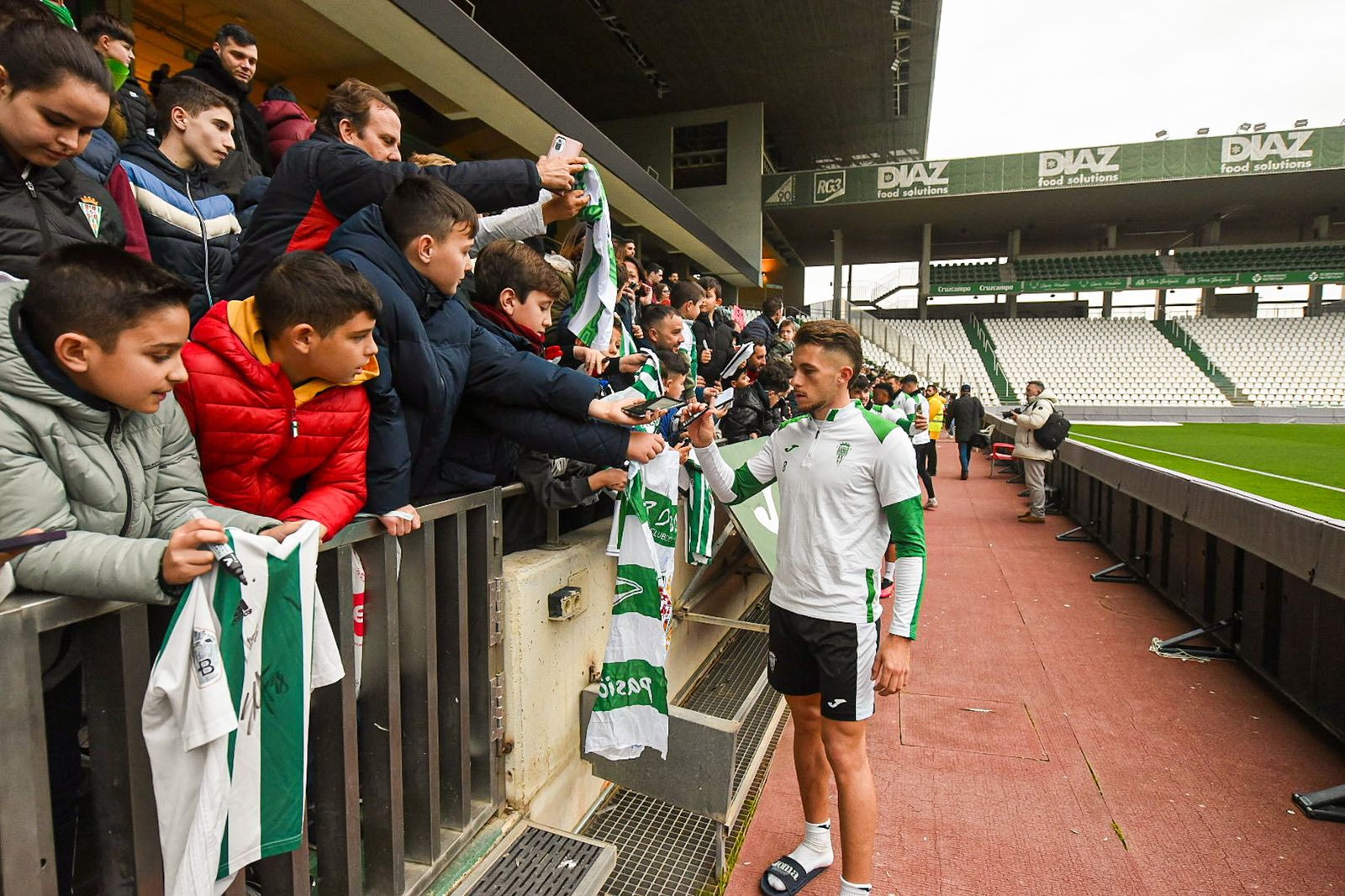 El Córdoba CF se deja querer por su afición en el Día de Año Nuevo: las fotos del entrenamiento de puertas abiertas