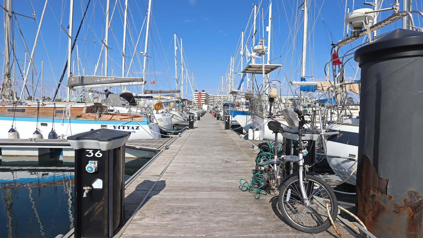 Confinados en el Puerto Deportivo de Alcaidesa Marina en La Línea