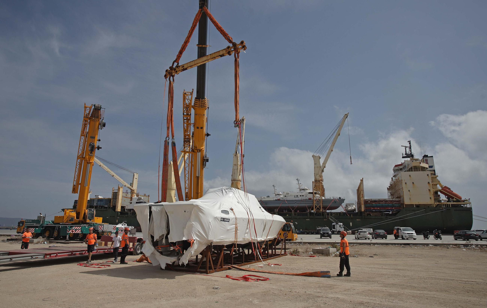 Fotos del dispositivo de descarga de las embarcaciones del buque Lila Mumbai en el Puerto de Algeciras