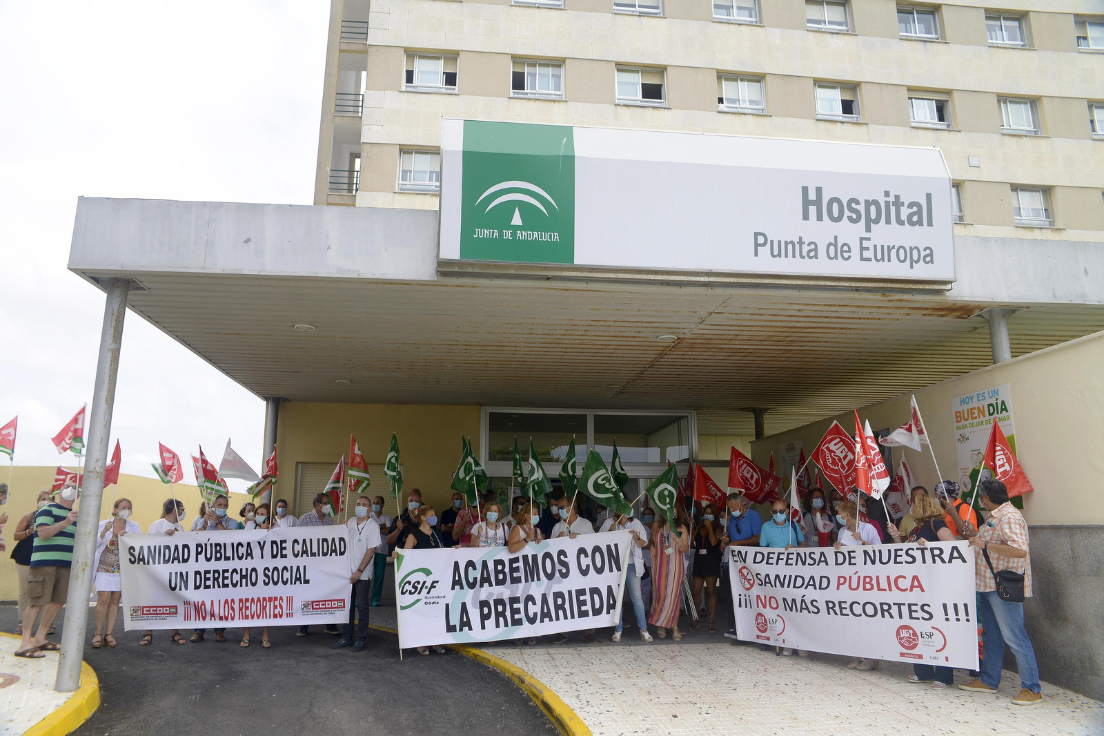 Concentración de los sindicatos frente al hospital Punta Europa