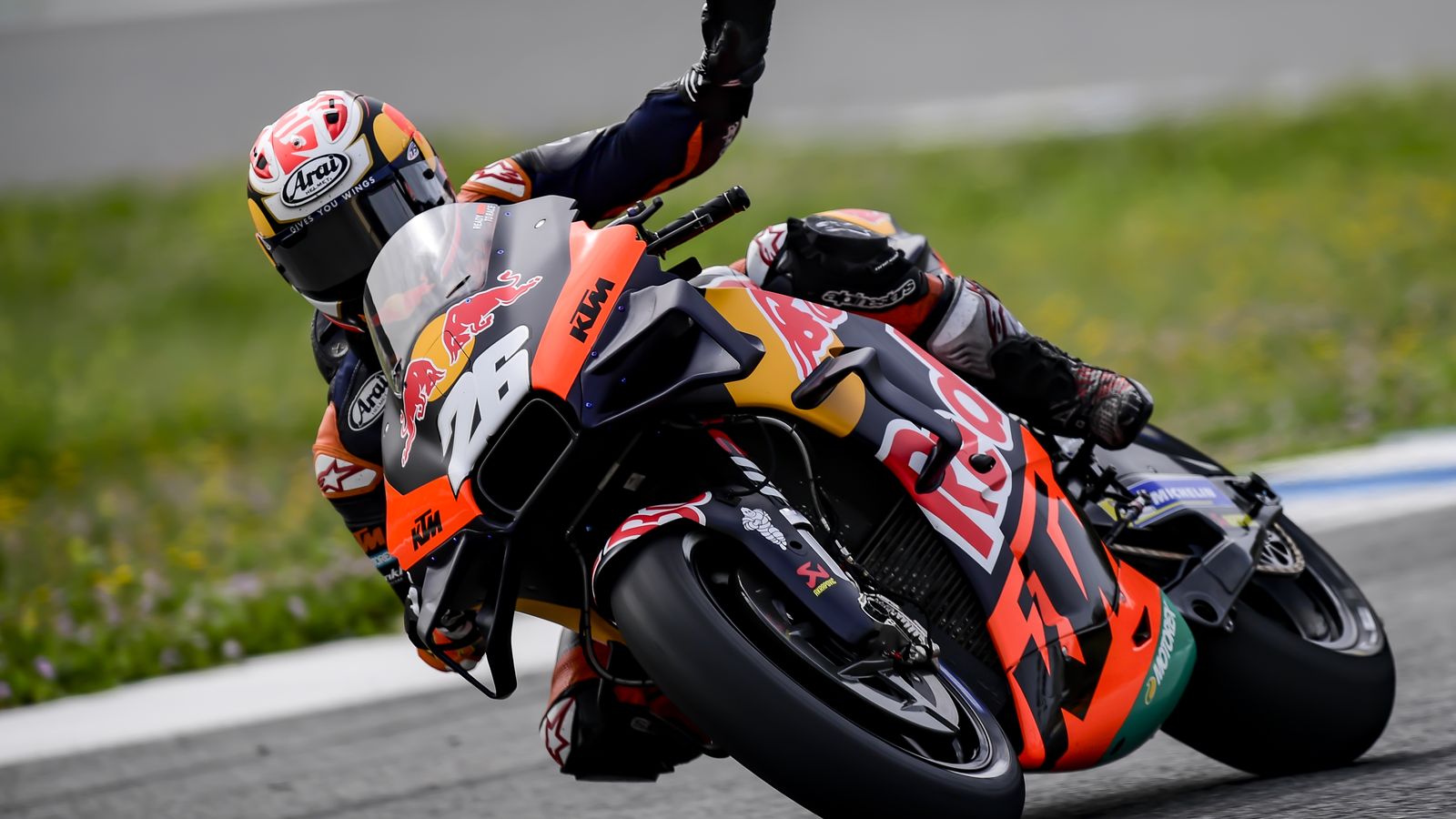 Dani Pedrosa saluda a lomos de su KTM.