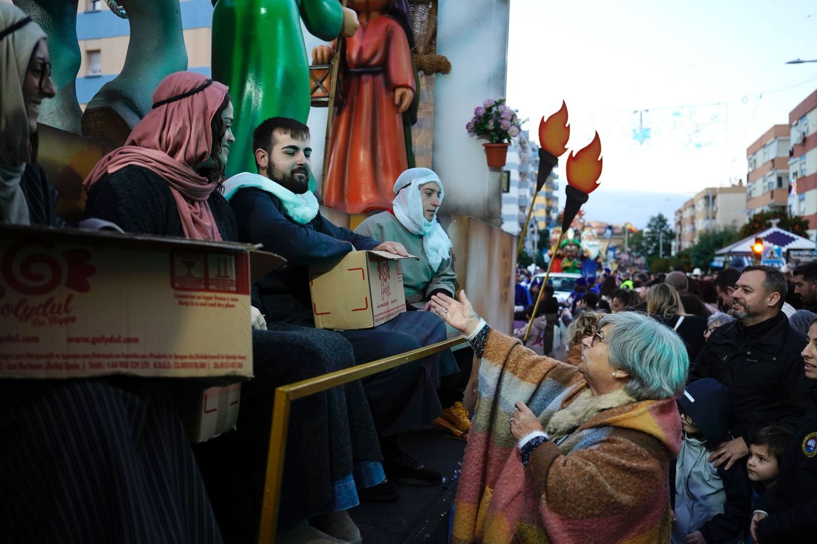 Búscate en las fotos de la cabalgata de Reyes Magos 2026 en Algeciras