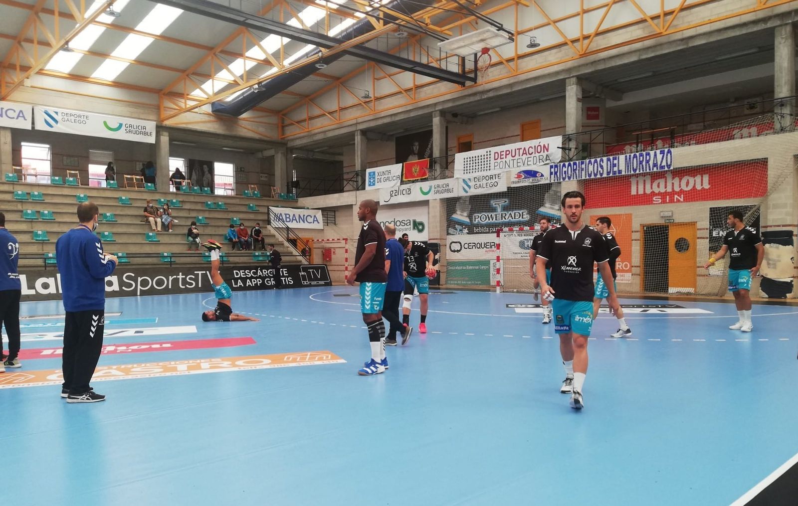 Los jugadores del Ángel Ximénez terminan el calentamiento en O Gatañal.