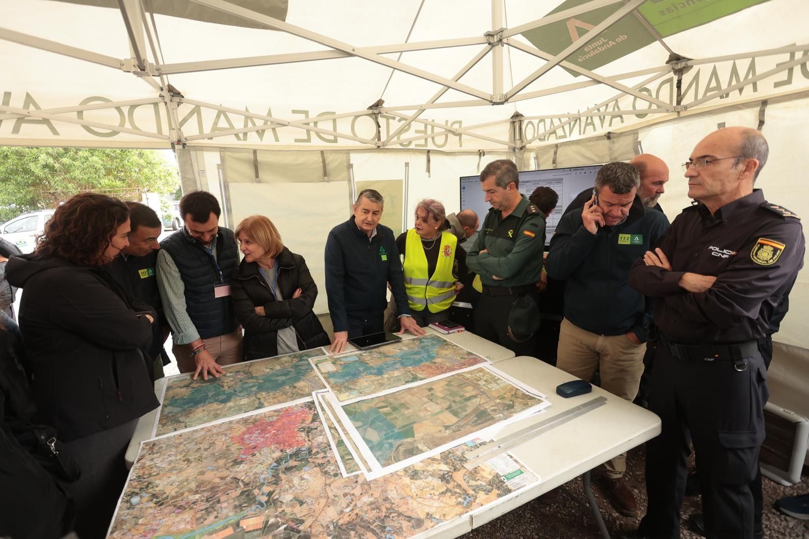 Las autoridades, en el  Puesto de Mando Avanzado en la zona de la Cartuja de Jerez