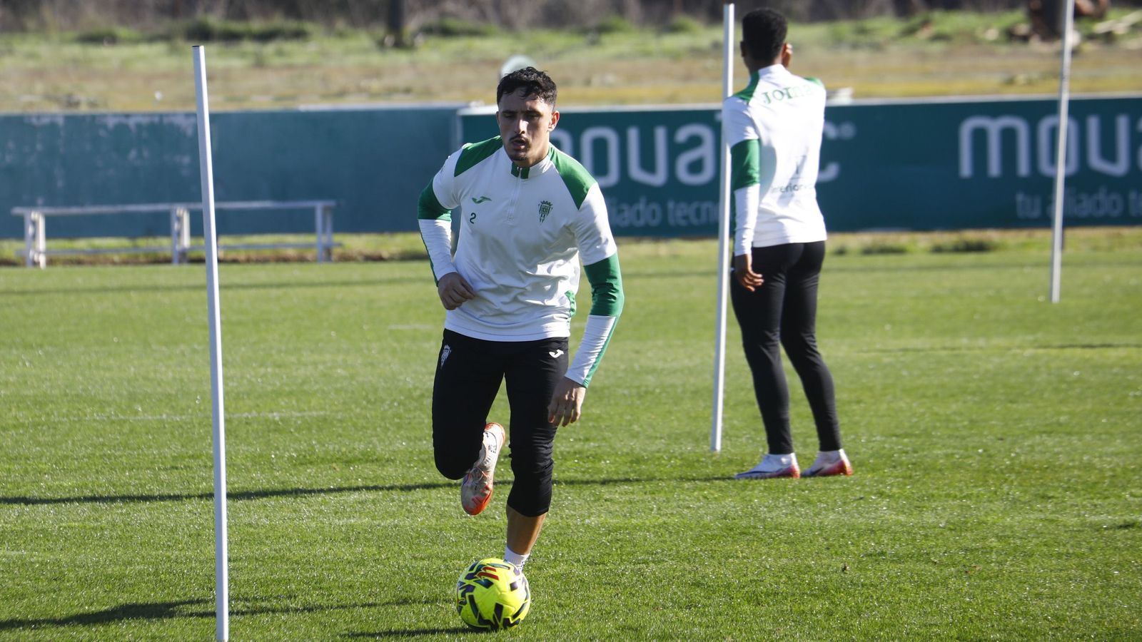Ignasi Vilarras toca balón en la vuelta a los entrenamientos del Córdoba CF.