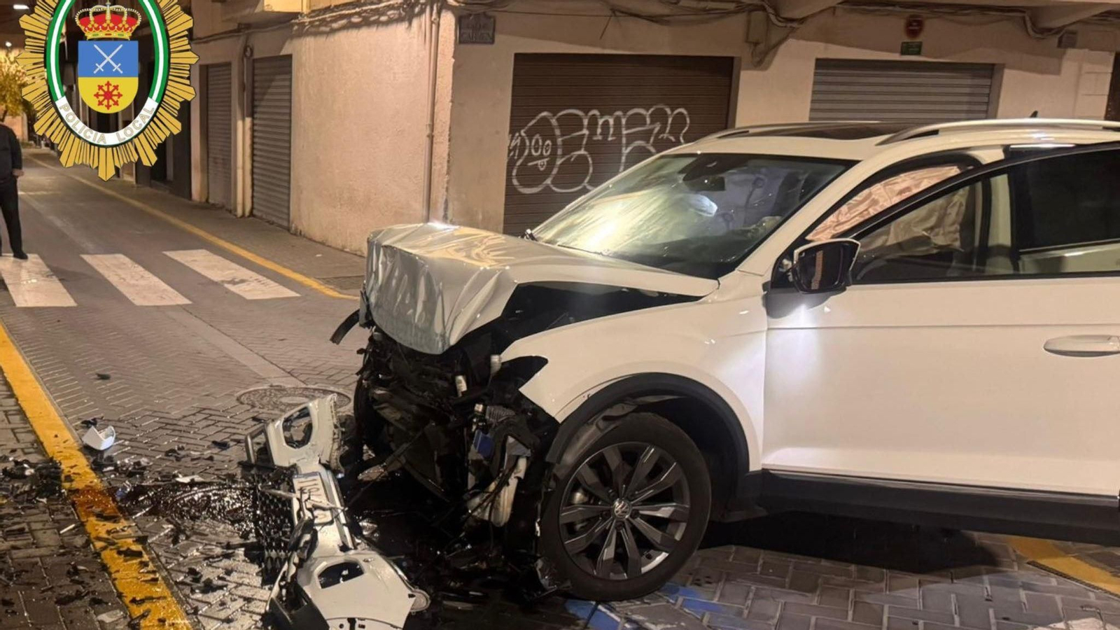 El vehículo con l parte delantera destrozada tras el impacto