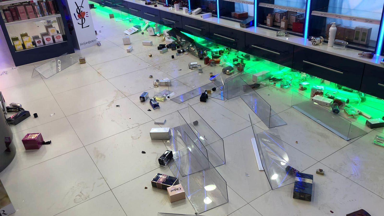 Los destrozos en el interior del local donde ha tenido lugar el robo.