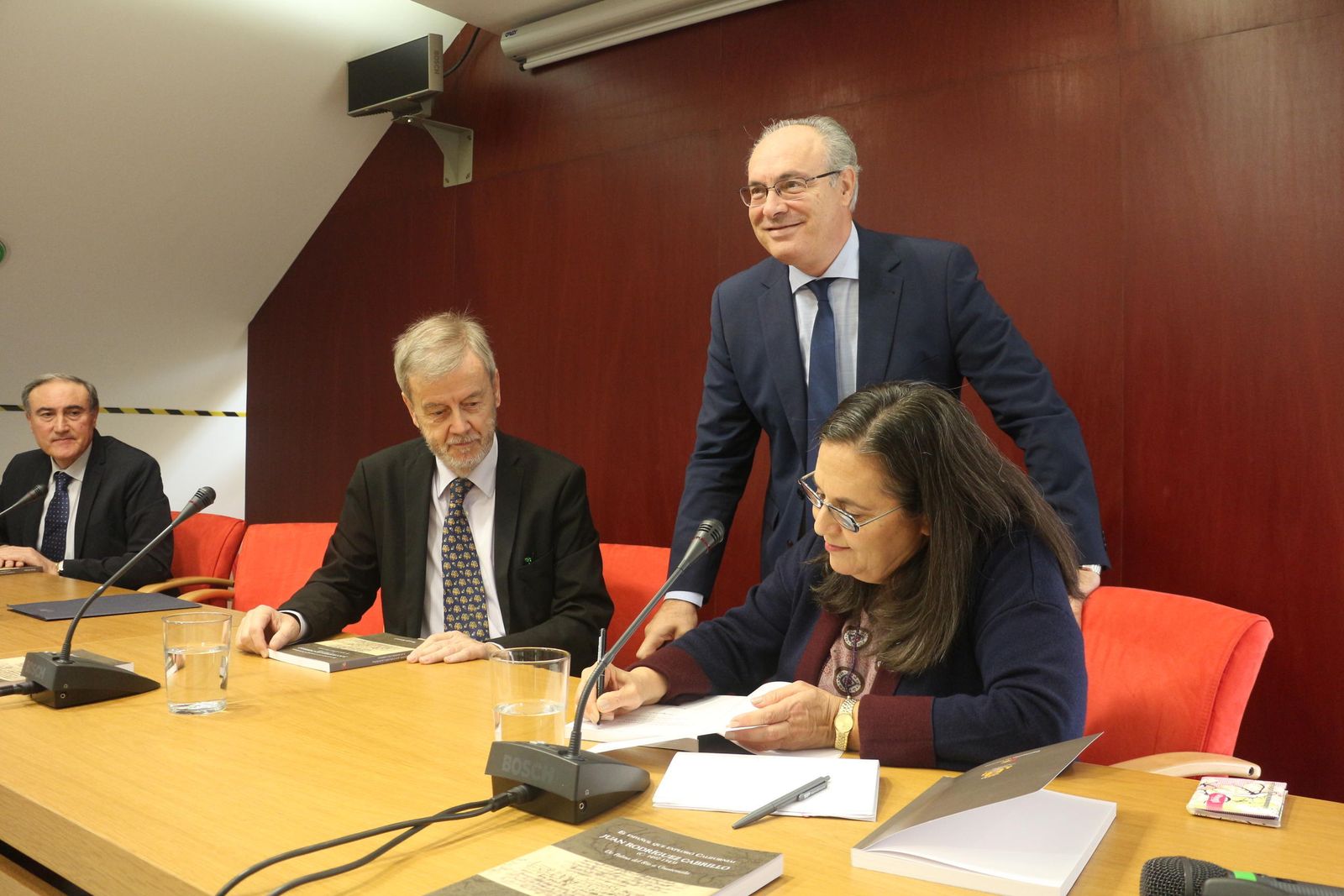Wendy Kramer, con el presidente del Parlamento Andaluz, el director del Archivo de Indias y el alcalde de Palma del Río.