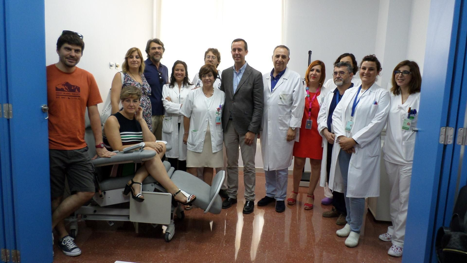 Autoridades y facultativos que posaron ayer en la visita a las consultas de Nefrología.