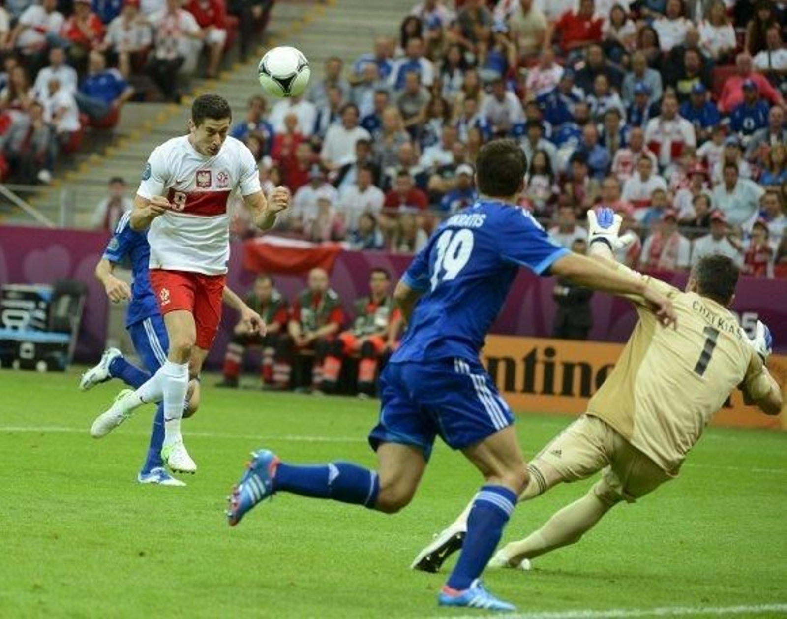 Loco partido inaugural entre Polonia y Grecia (1-1)
