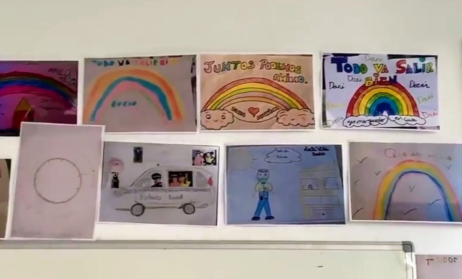 Dibujos infantiles en las dependencias de la Policía Local de Sanlúcar.