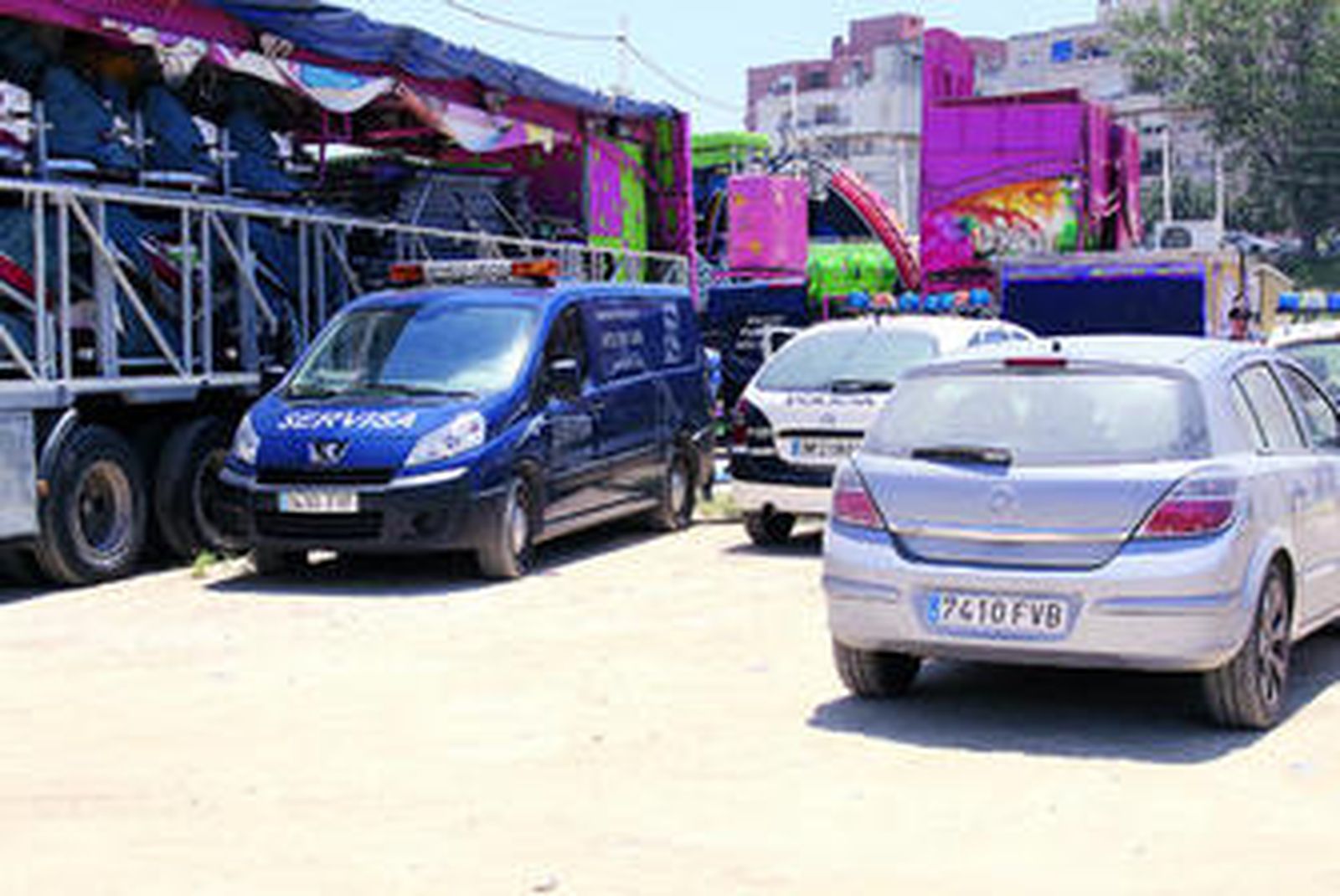 En la imagen, el vehículo de la funeraria en el que se llevaron el cadáver, junto a otro de la Policía Nacional.