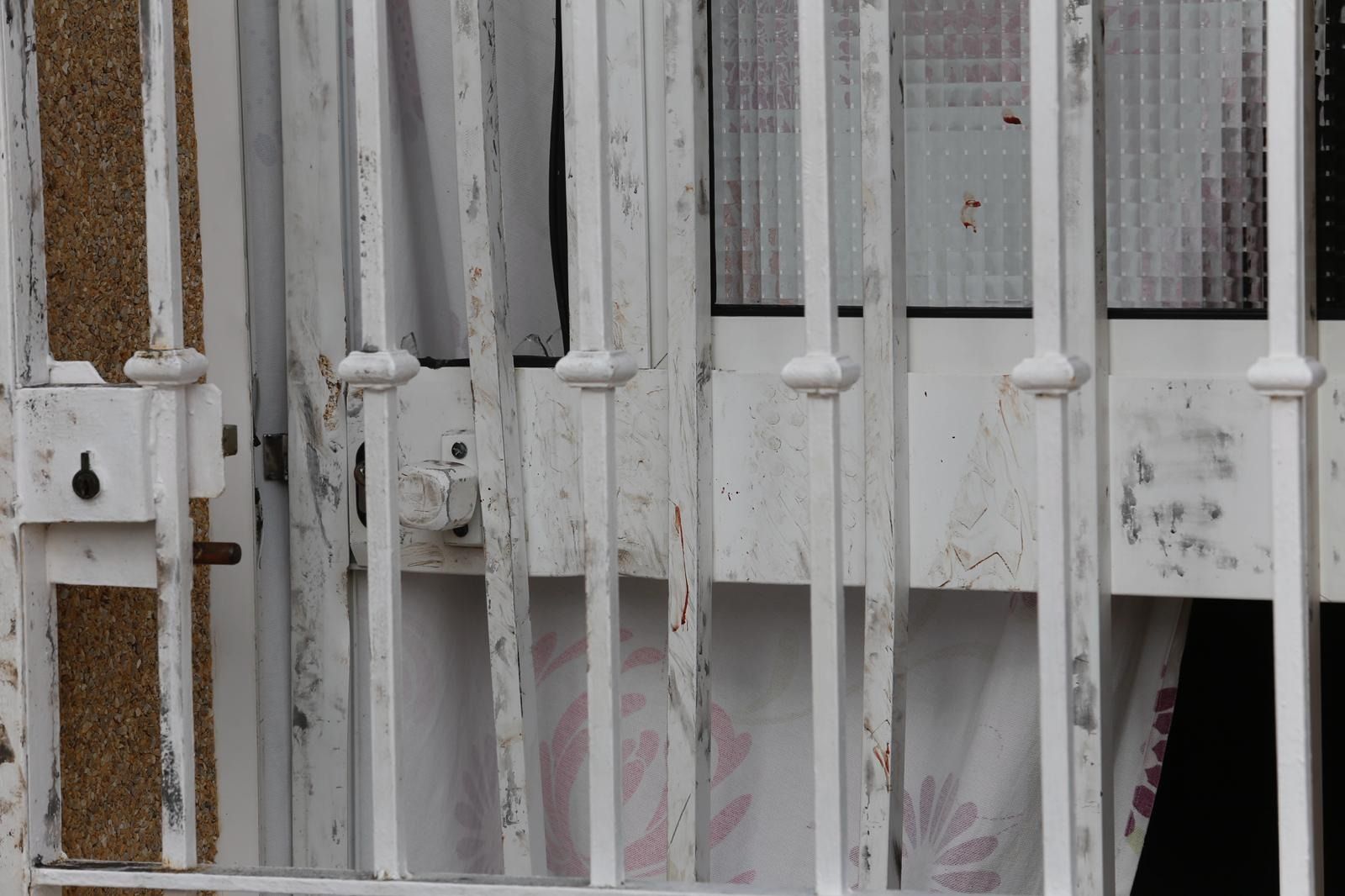 La puerta de la vivienda con restos de sangre.