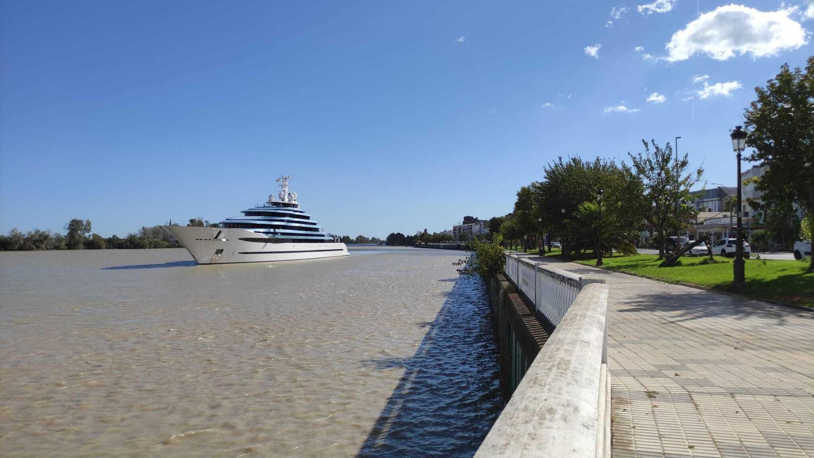 El megayate 'Kaos', a su paso por Coria del Río esta tarde.