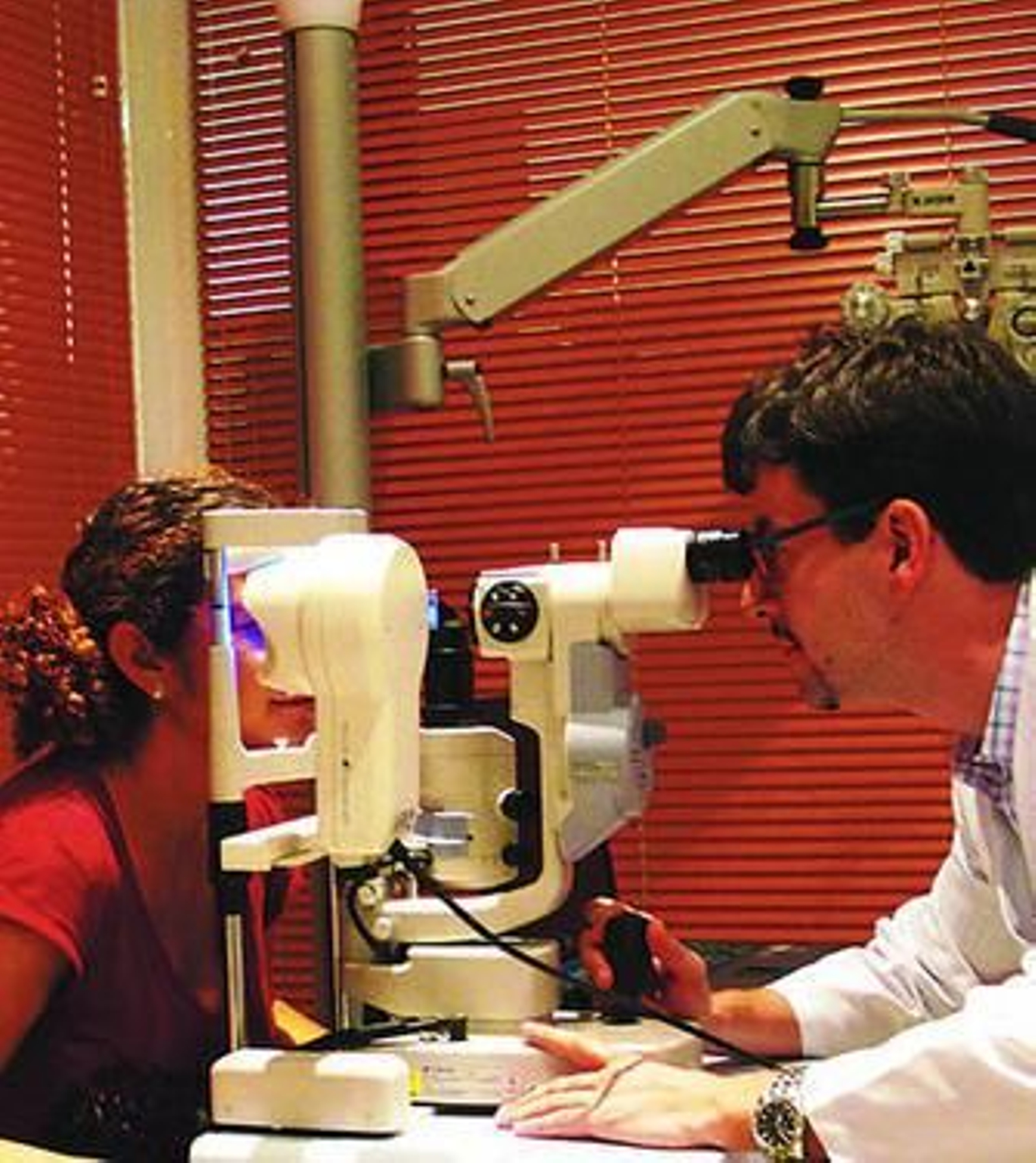 Un profesional realiza un examen de la visión a una niña.