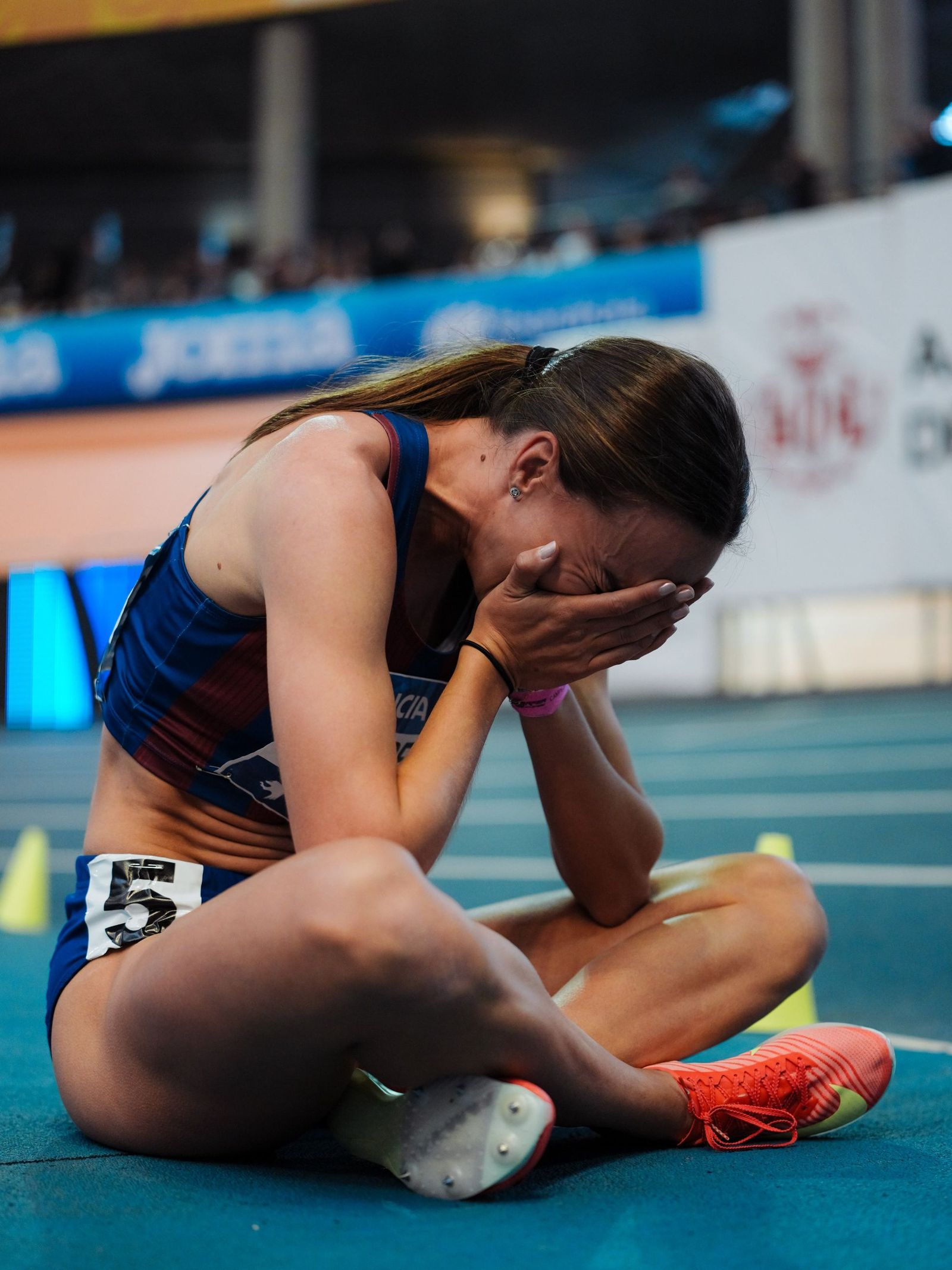 Alba Borrero llora tras entrar en la meta como campeona.