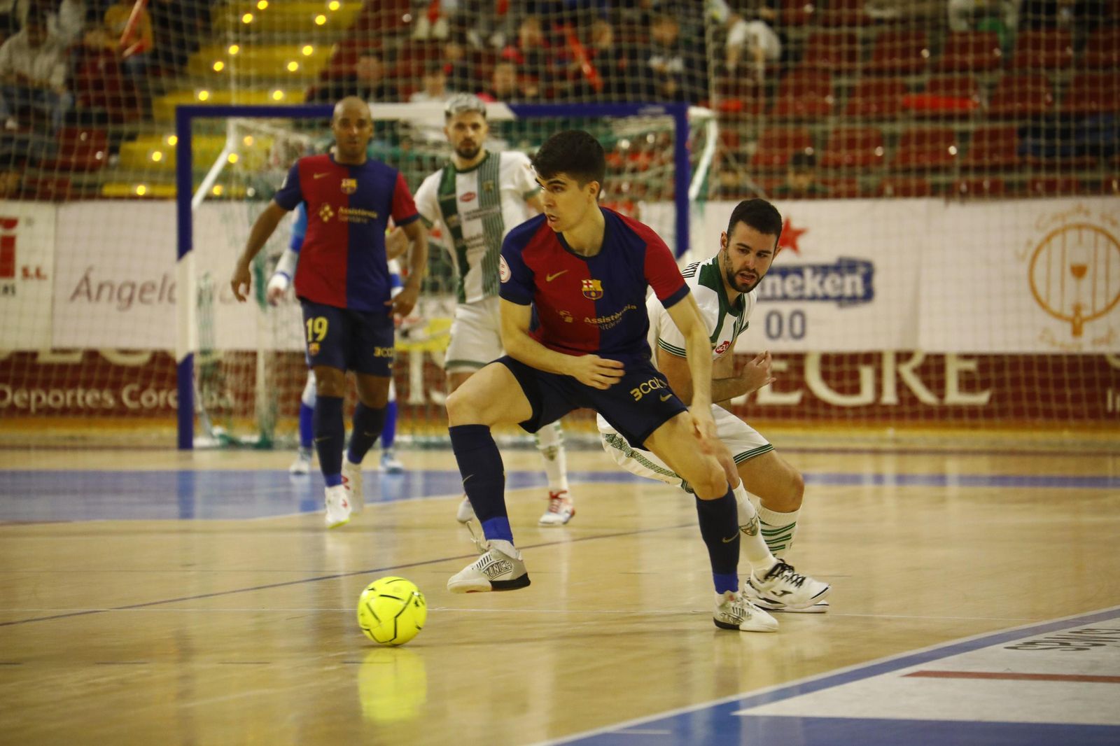Las mejores fotos del ambiente en Vista Alegre para el Córdoba Futsal - Barça