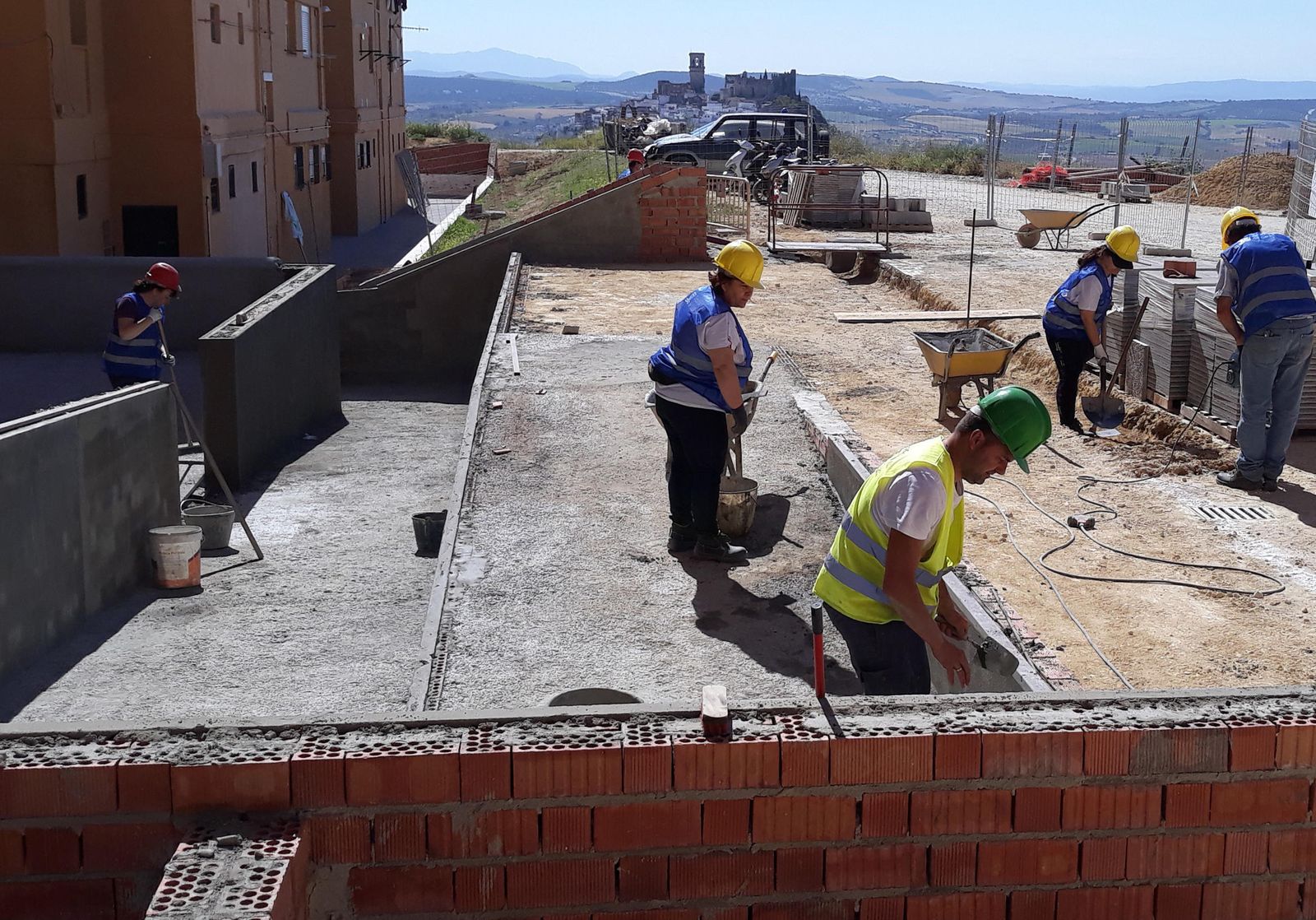 Un grupo de operarios trabajando ayer en una de las obras del Profea.