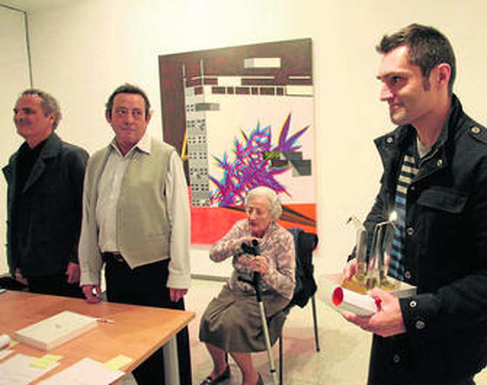 Rodrigo Vargas, con el trofeo. Detrás, su obra premiada. A la izquierda, Juan Lozano y Paco del Río.