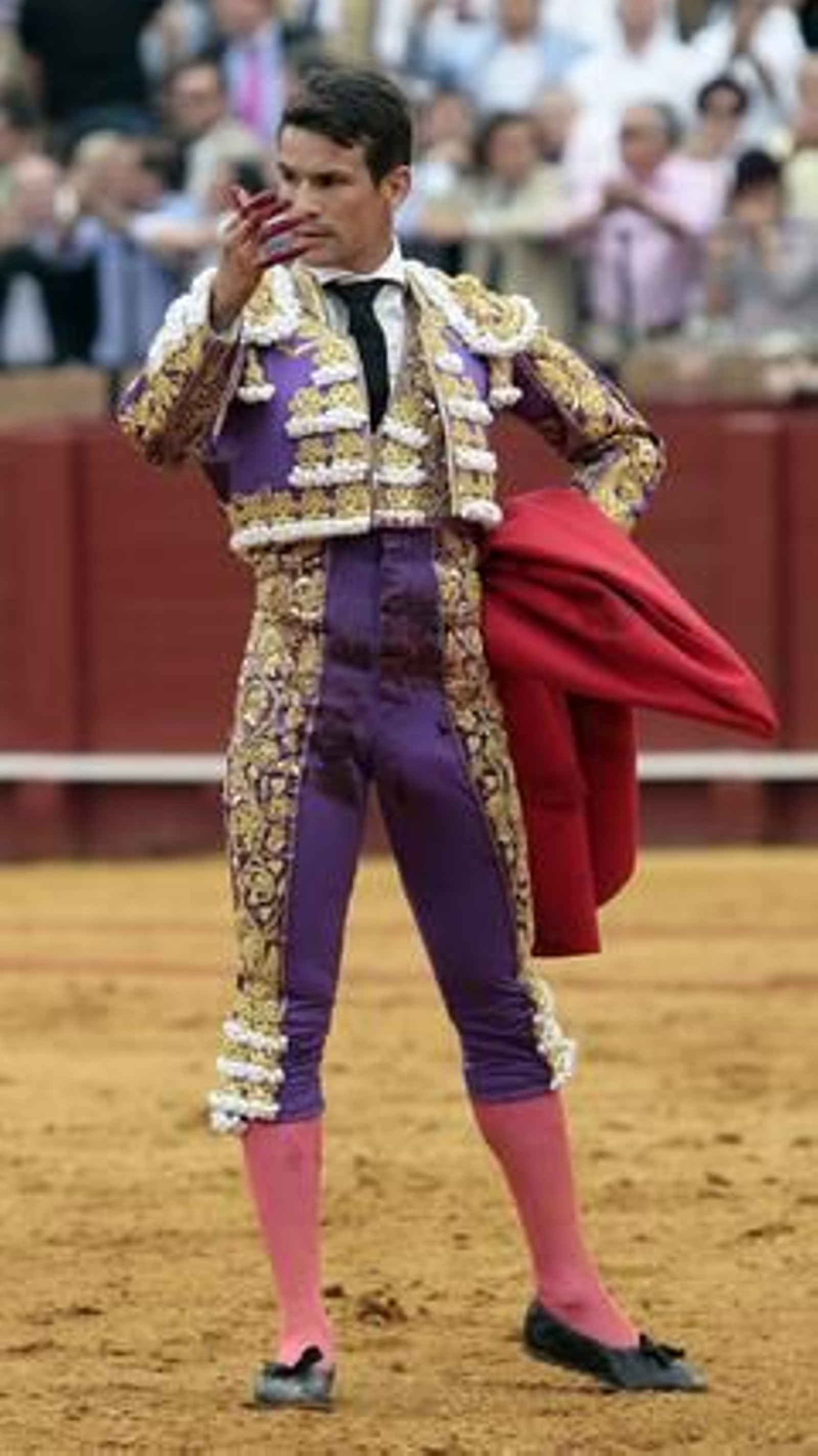 Manzanres regresa en su última tarde tras abrir la Puerta del Príncipe, con el segundo toro de la tarde.

Foto: Juan Carlos Muñoz
