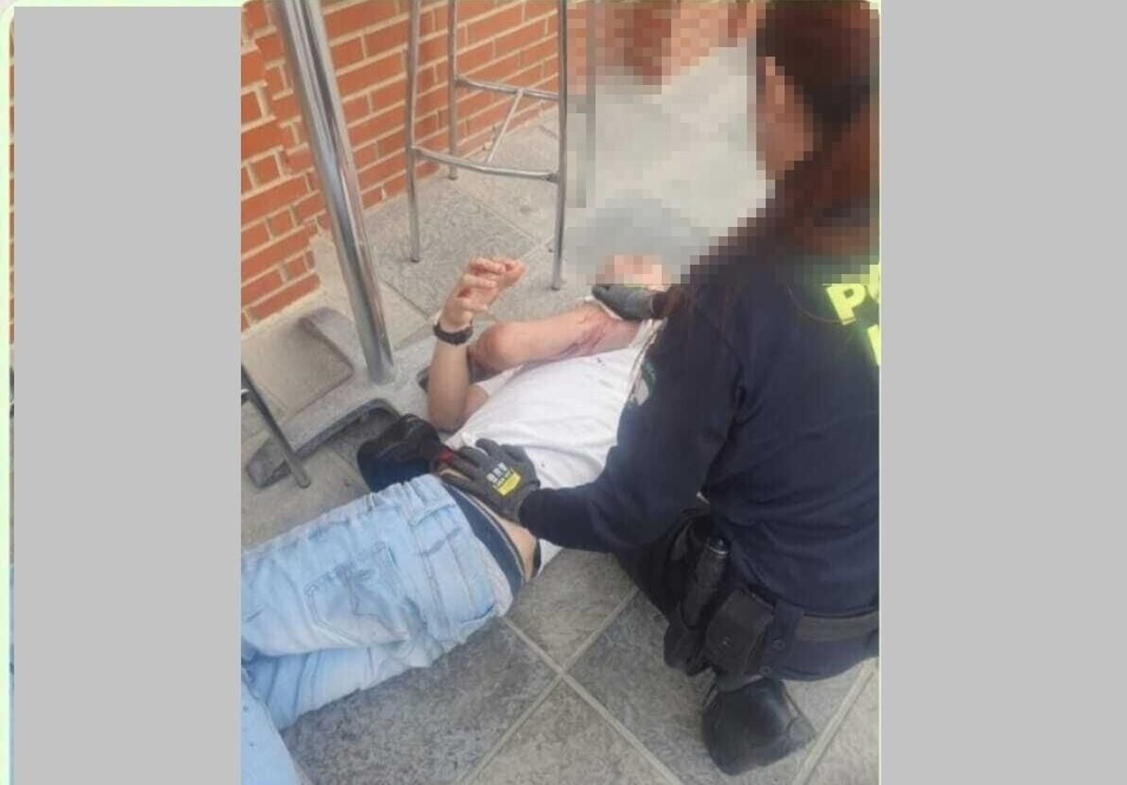 Una agente de la Policía Local de San Roque atiende al herido del hachazo, tumbado en el suelo. Una agente de la Policía Local de San Roque atiende al herido del hachazo, tumbado en el suelo.