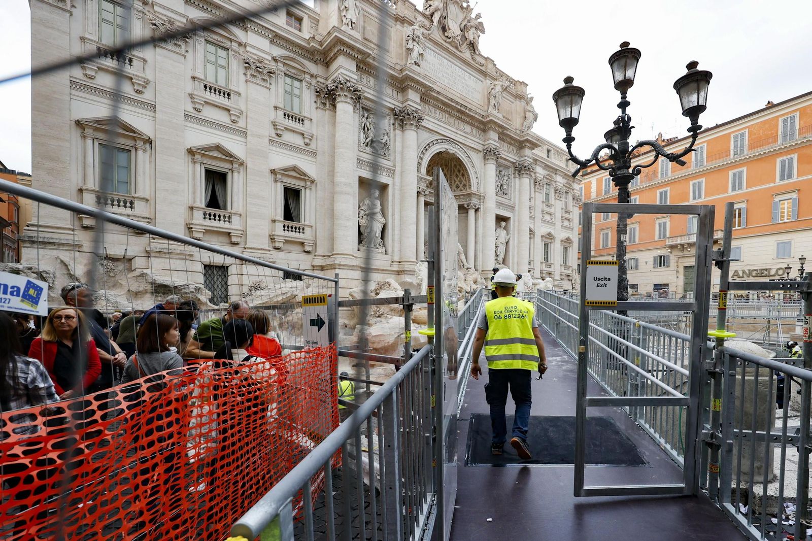 La Fontana de Trevi ya se puede observar de cerca gracias a una polémica pasarela