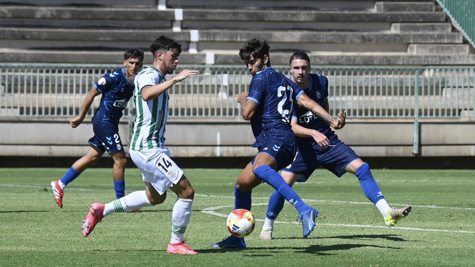 Dani González (Córdoba B) golpea el balón ante la presencia de Julio Algar.
