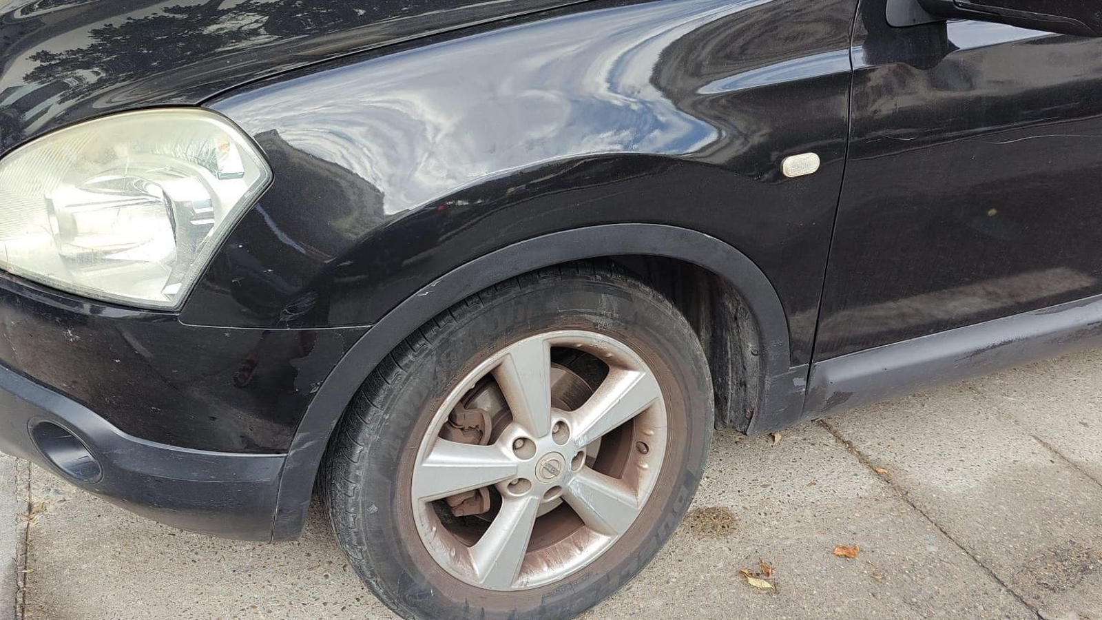 Este fue uno de los vehículos que sufrió daños en su eje, tras ser golpeado por un BMW gris.