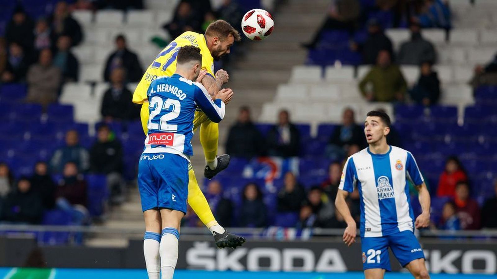Carrillo se anticipa en el salto a Mario Hermoso para cabecear el balón.