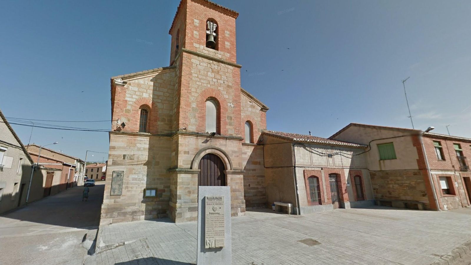 Parroquia de San Juan Evangelista, en Granja de Moreruela. La bifurcación de la Vía de la Plata está a su espalda.