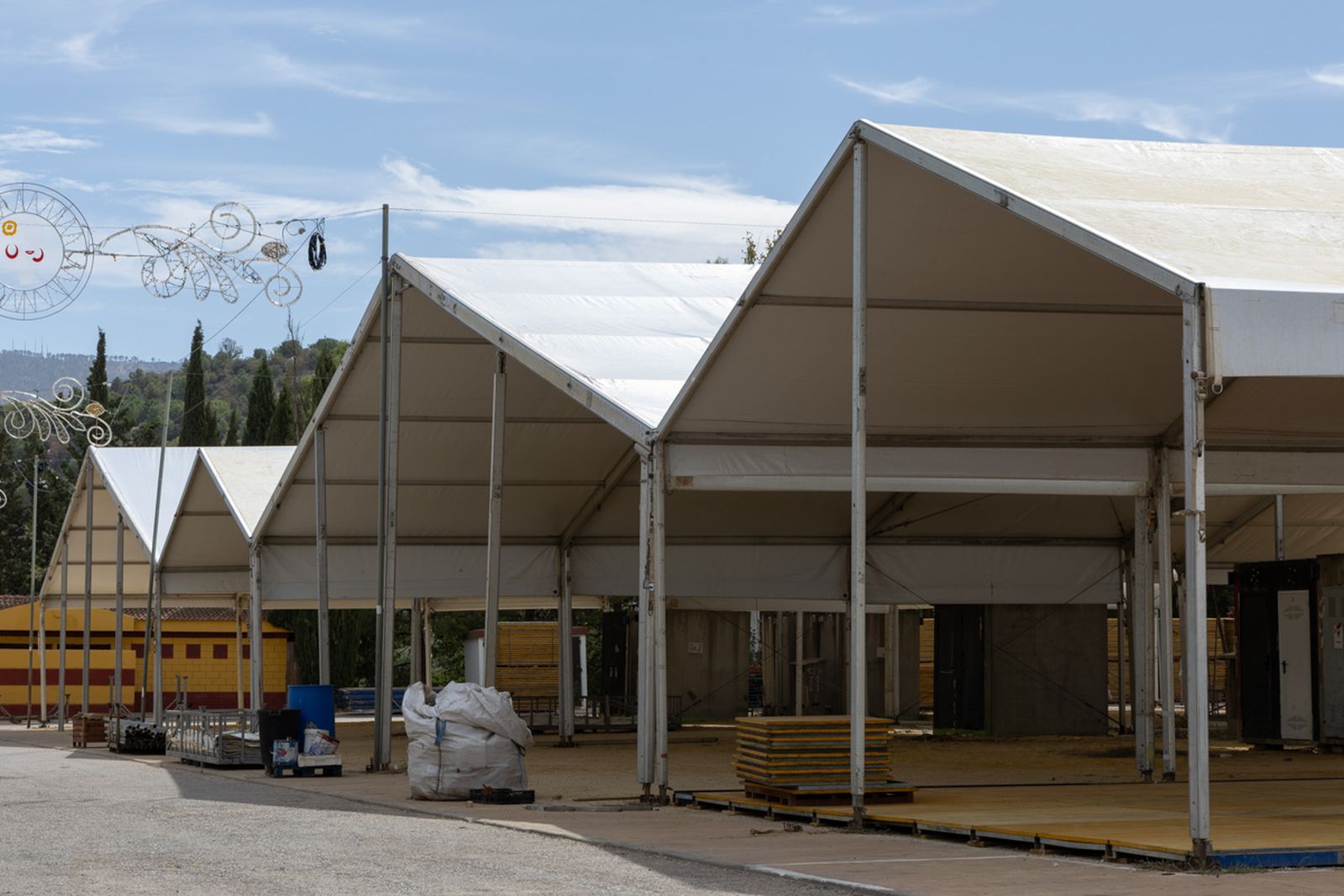 Montaje de casetas de la Feria de San Lucas, en imágenes