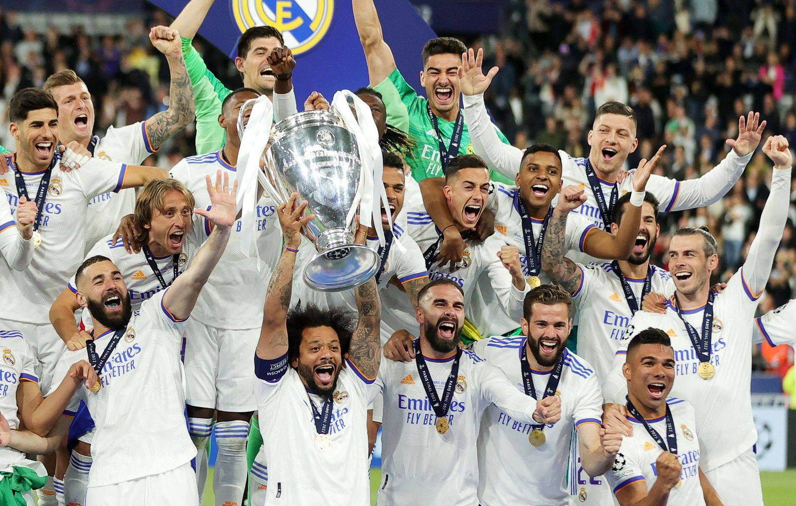 Marcelo levantando la decimocuarta copa de Liga de Campeones del Real Madrid.