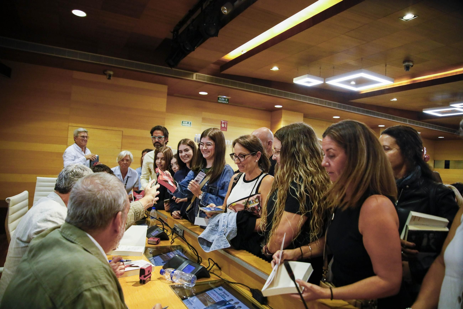 Carmen Mola presenta su libro "El clan" en la Casa de las mariposas de Almería, en imágenes