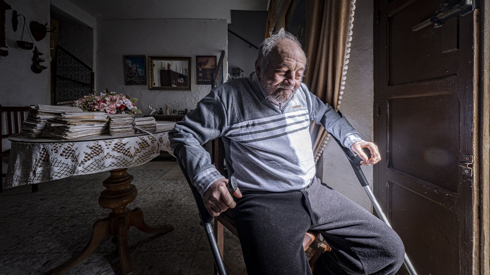 Diego Márquez en el salón de su casa de Alcalá de los Gazules