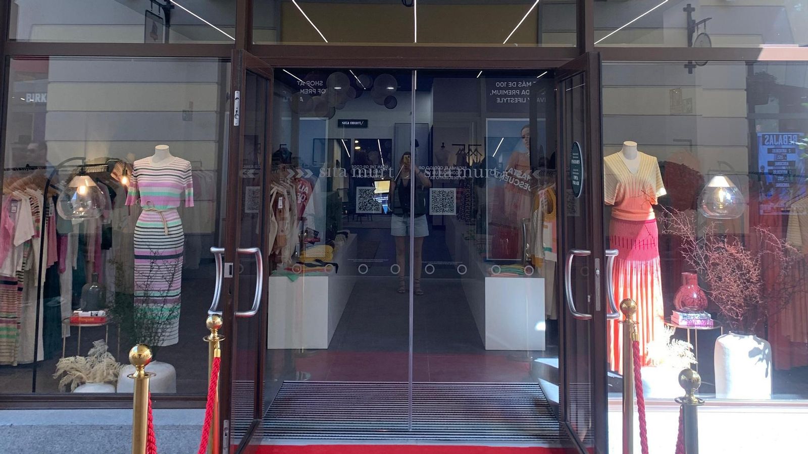 Exterior de la tienda Sita Murt en el outlet de lujo McArthurGlen.