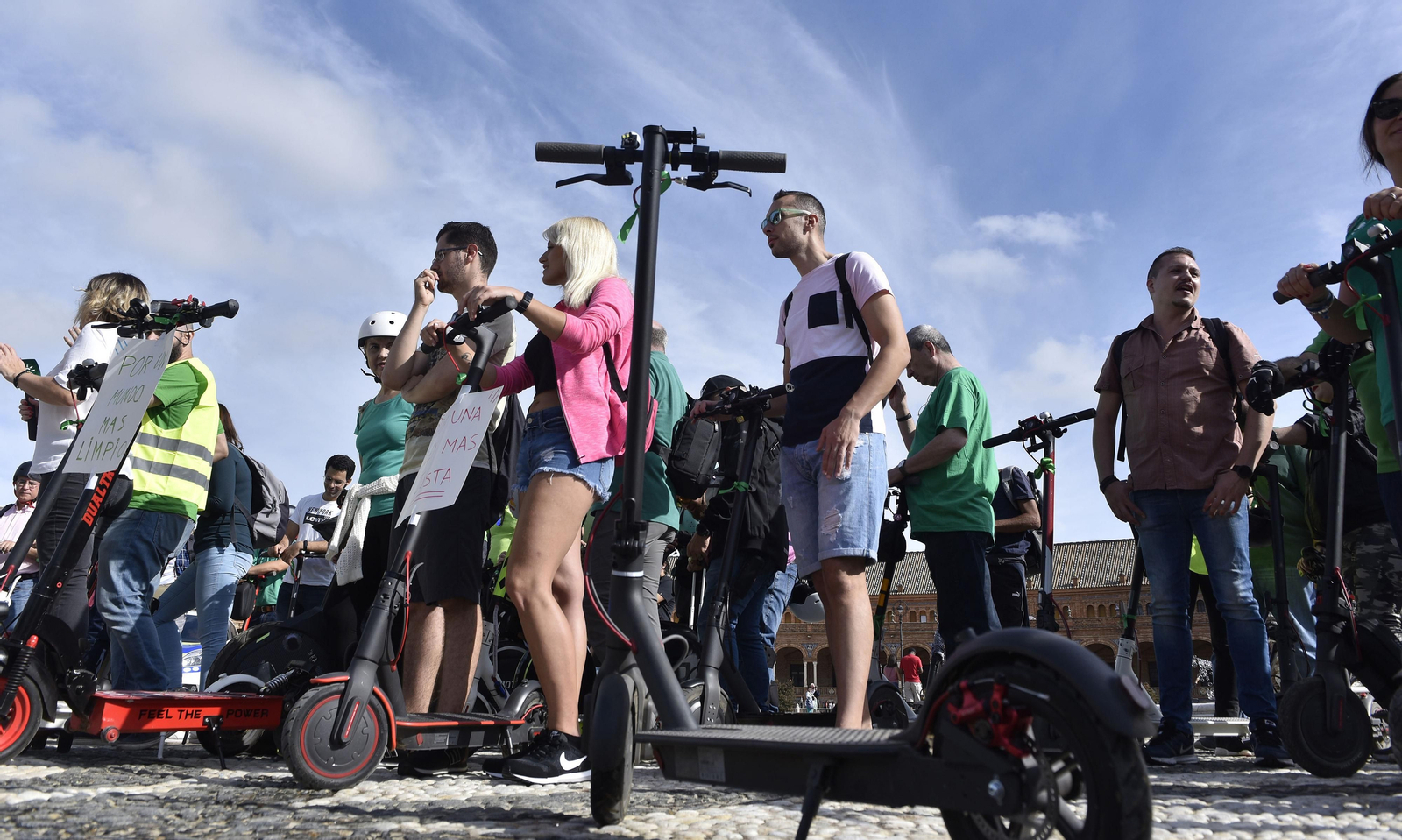 Usuarios de patinetes en una concentración en Sevilla.