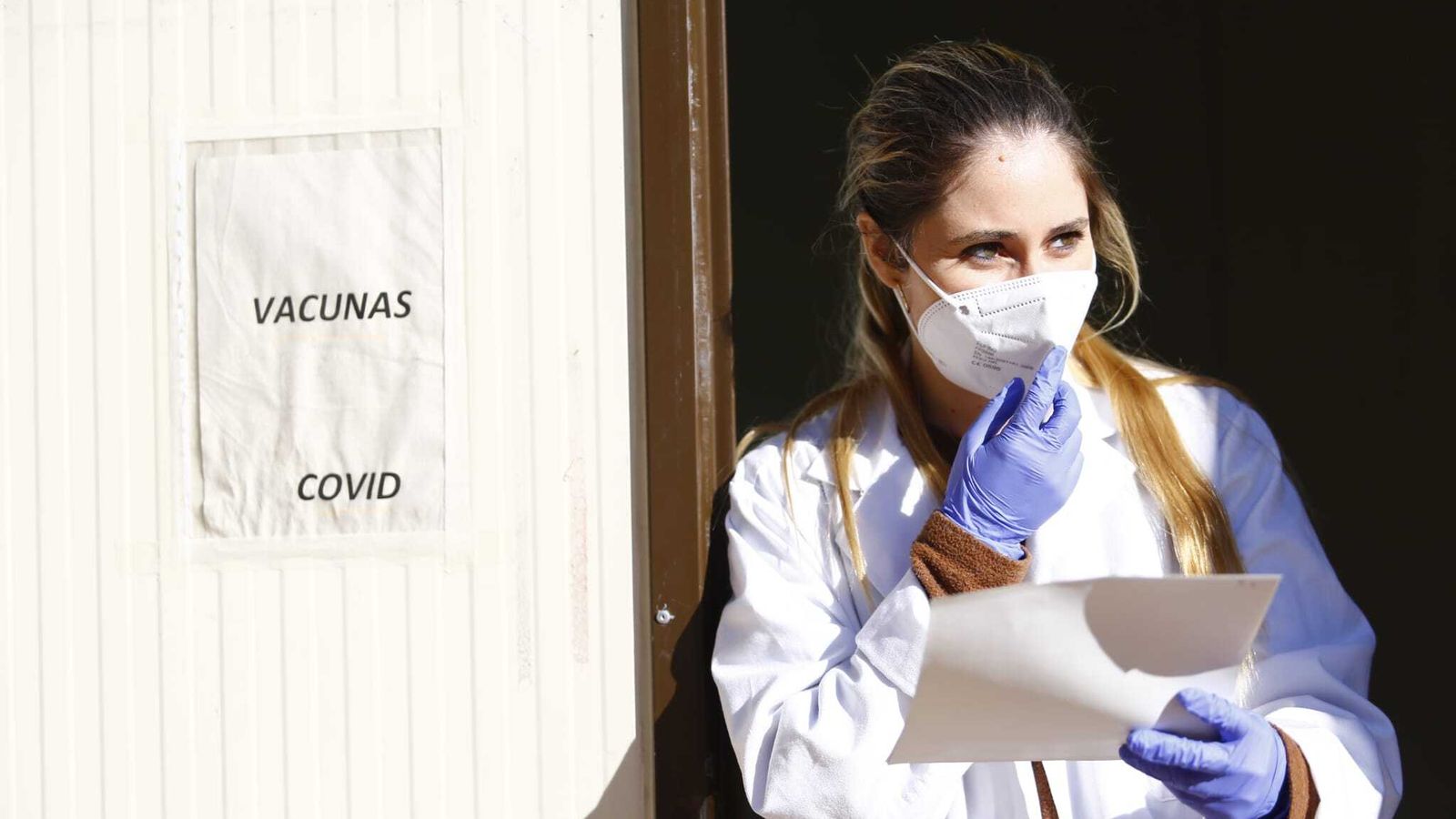 La enfermera llama a las personas citadas para su vacunación.