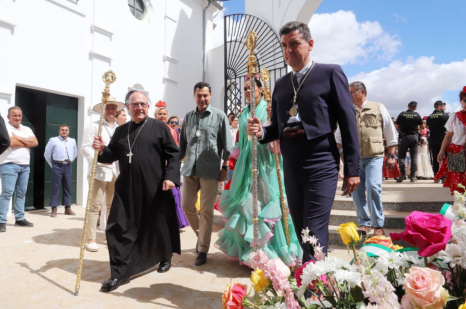 Juanma Moreno acompaña al obispo Santiago Gómez Sierra y al presidente de la Matriz, Santiago Padilla, en la ofrenda.