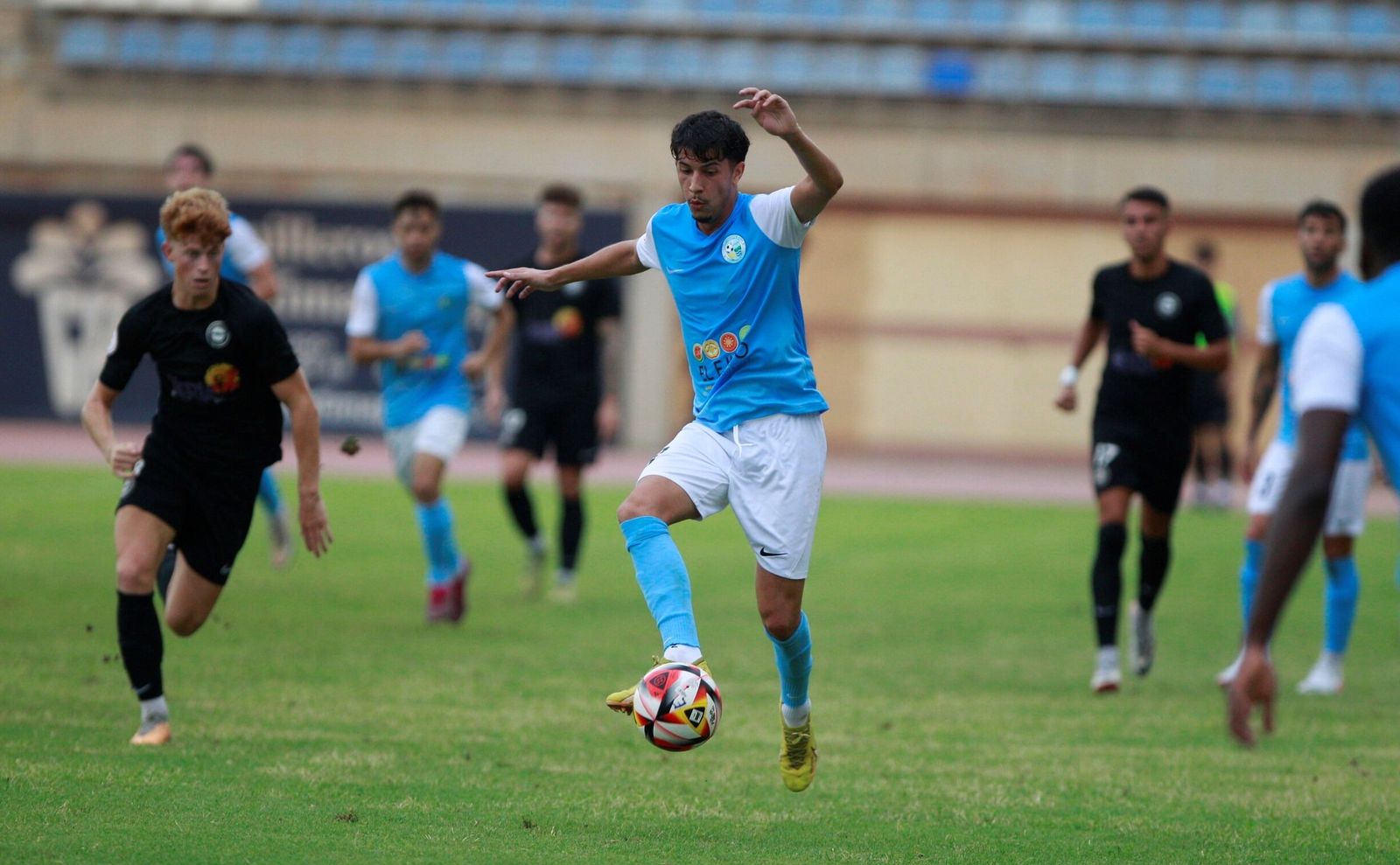 Tomás Cruz conduce un esférico en el último partido en Santo Domingo