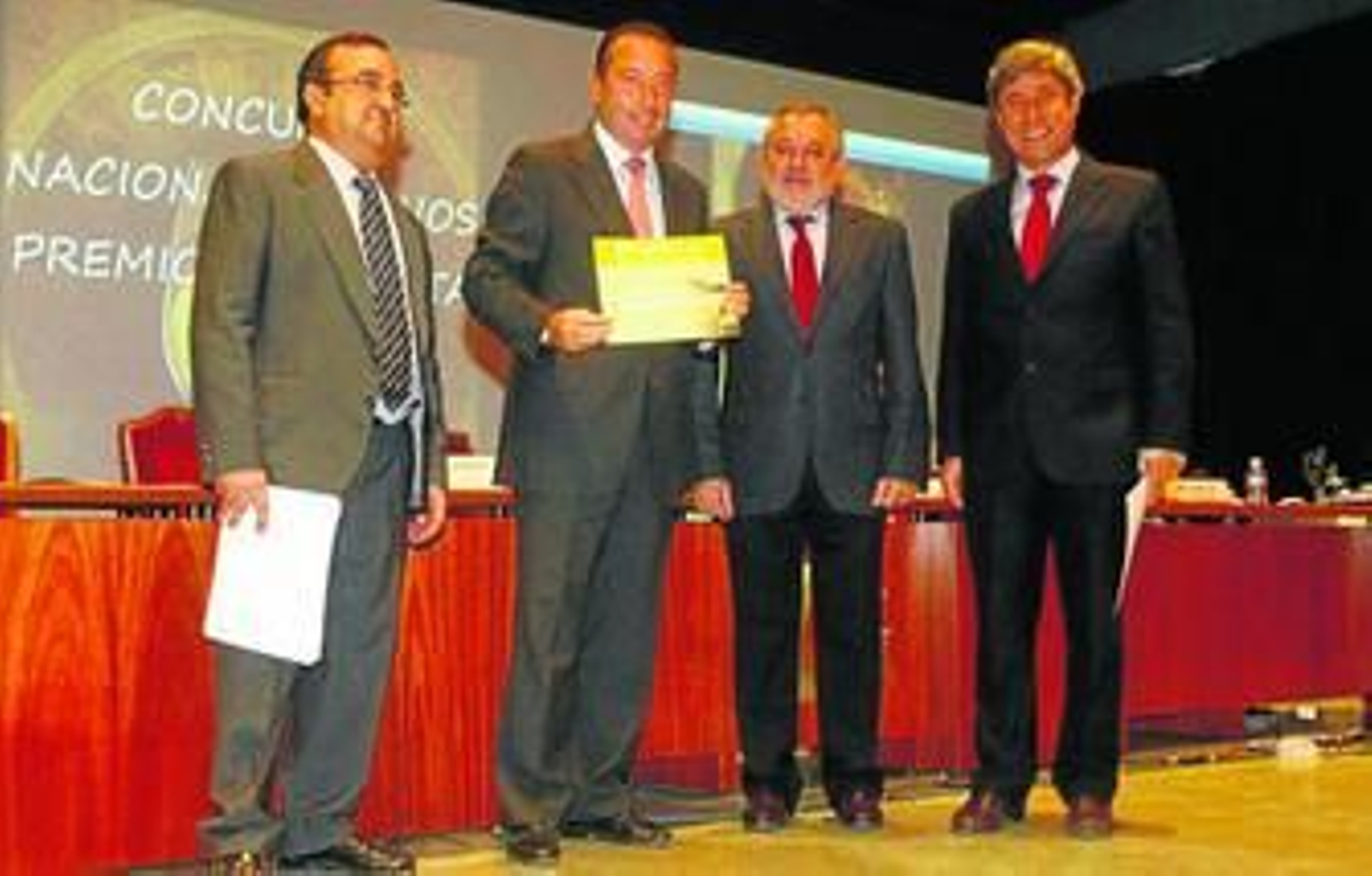 César Florido, junto al alcalde de Córdoba y el presidente de la Diputación Cordobesa, en la entrega del premio.