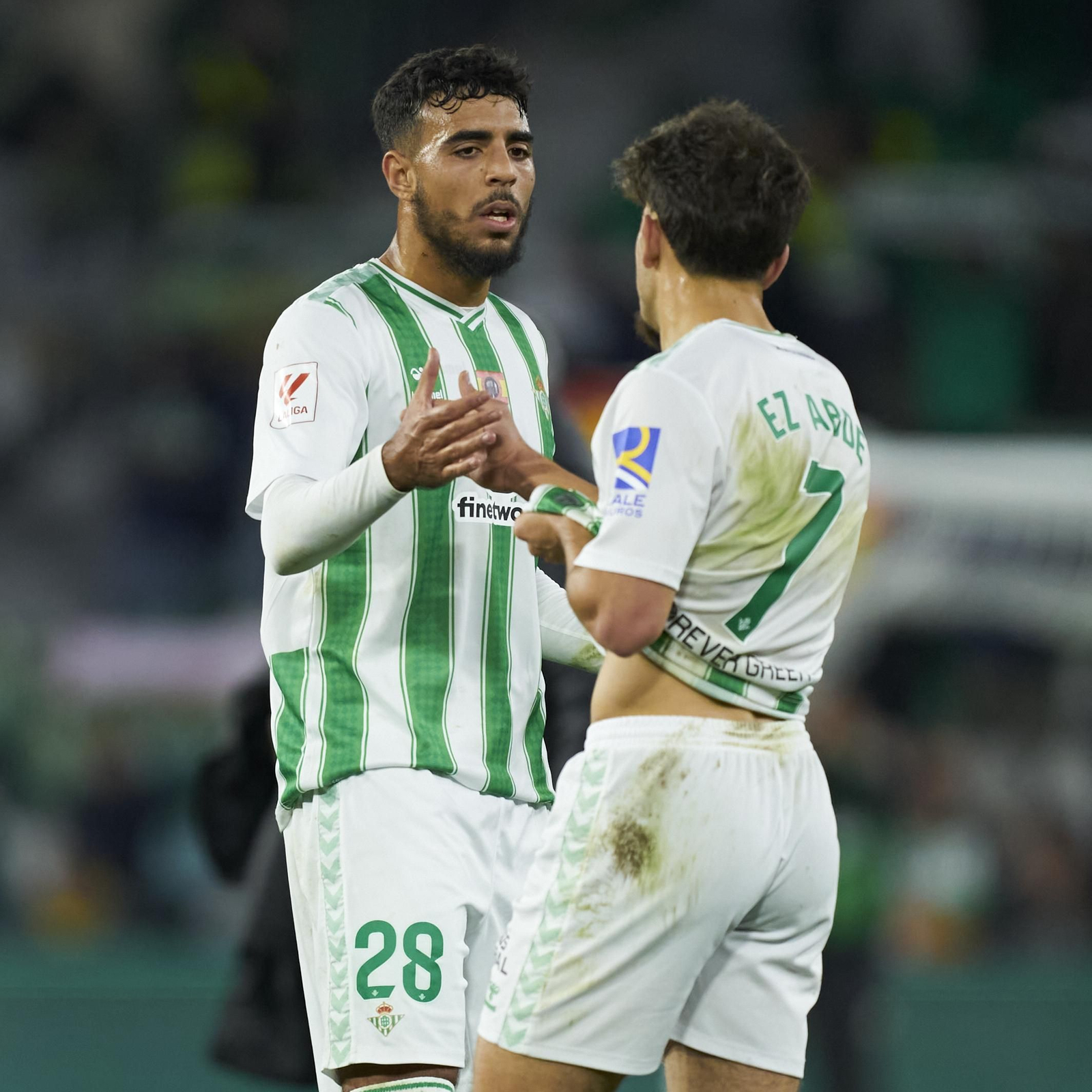 Chadi Riad y Abde chocan sus manos durante el Betis-Girona.