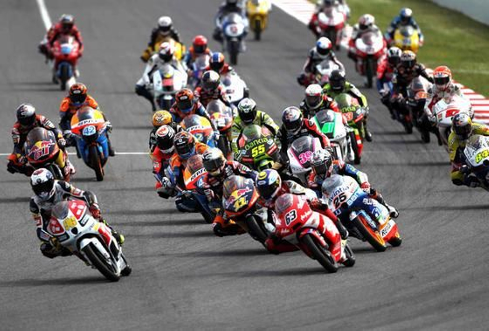 Las imágenes de la carrera de Moto3 del Gp de Cataluña.

Foto: EFE