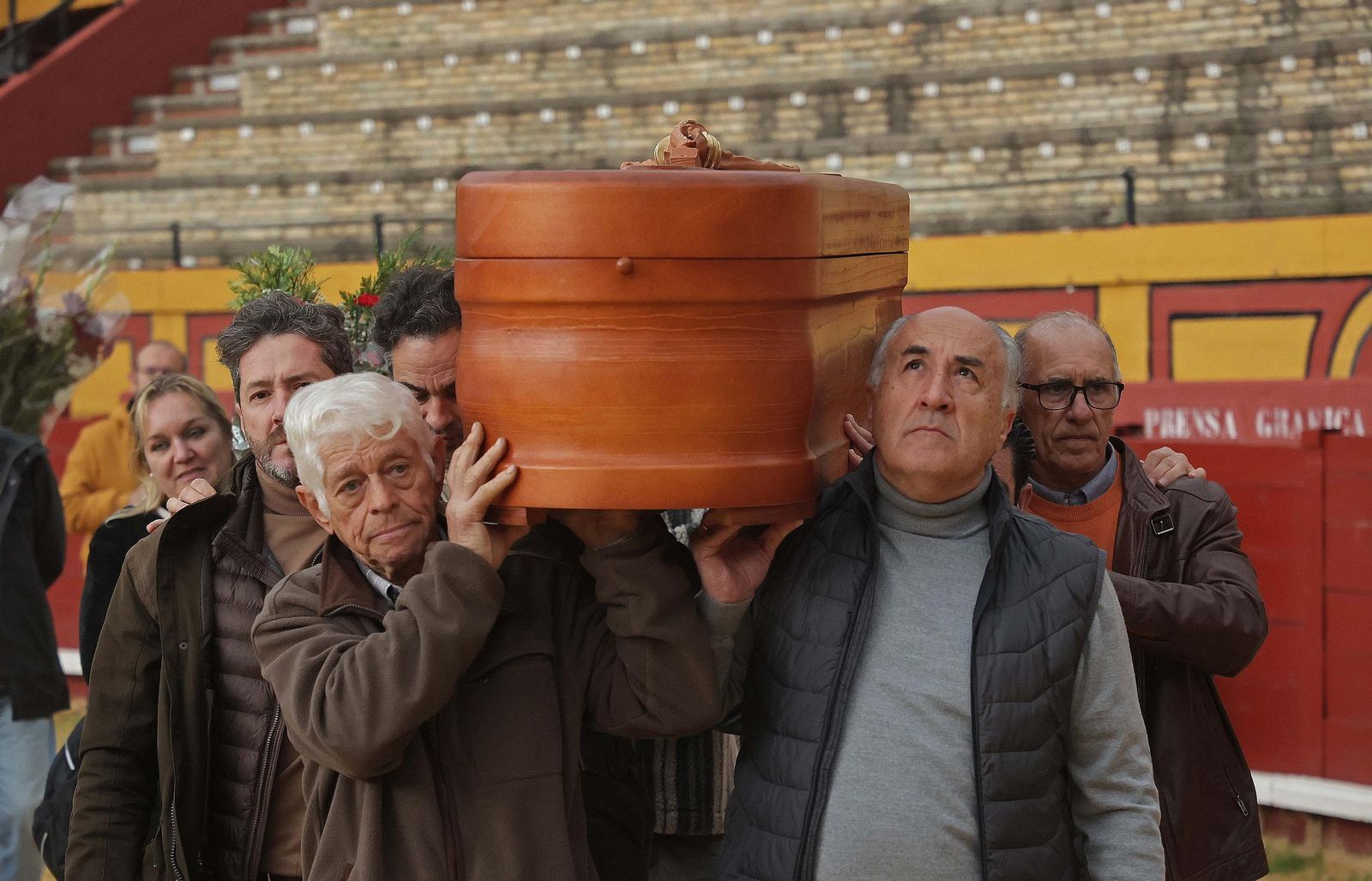 El último adiós al 'Niño de las Coles' en la plaza de toros de Las Palomas, en imágenes