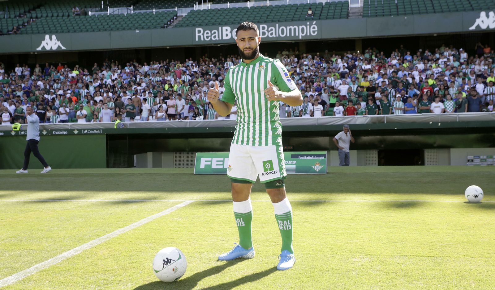 Nabil Fekir posa durante su presentación en el estadio.